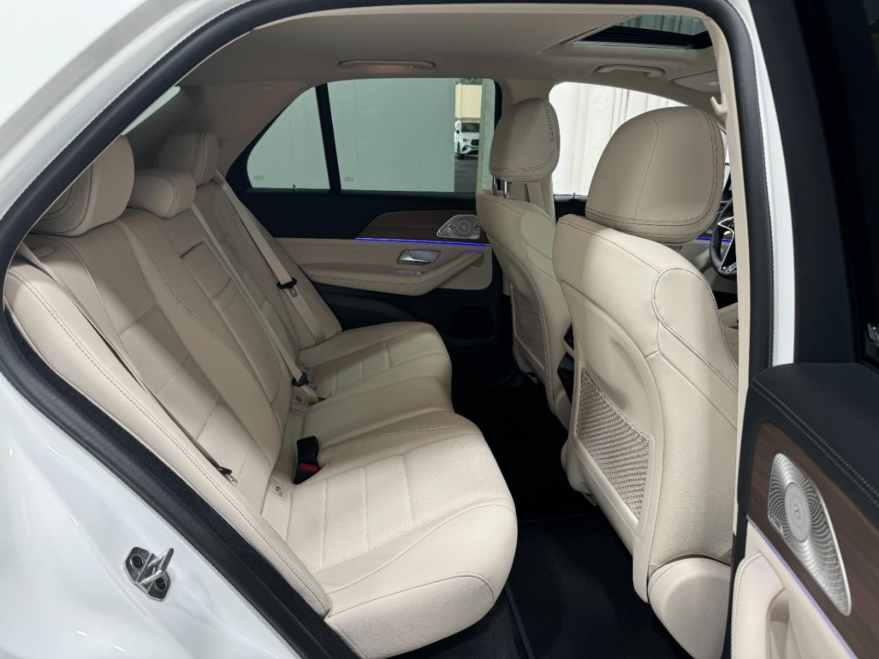 Mercedes-Benz GLE Vehicle Full-screen Gallery Image 10