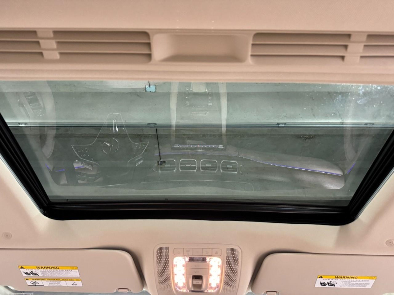 Mercedes-Benz GLE Vehicle Full-screen Gallery Image 11