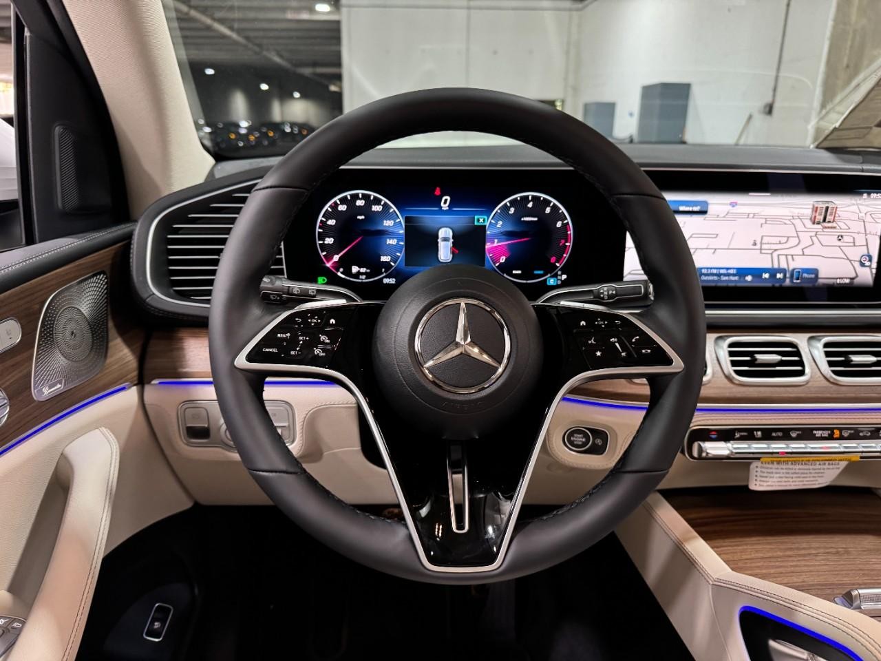 Mercedes-Benz GLE Vehicle Full-screen Gallery Image 13
