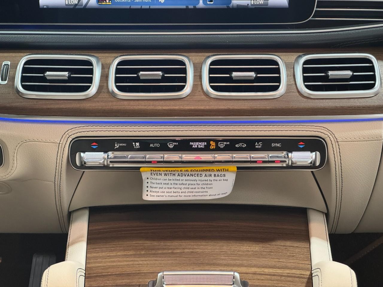 Mercedes-Benz GLE Vehicle Full-screen Gallery Image 15