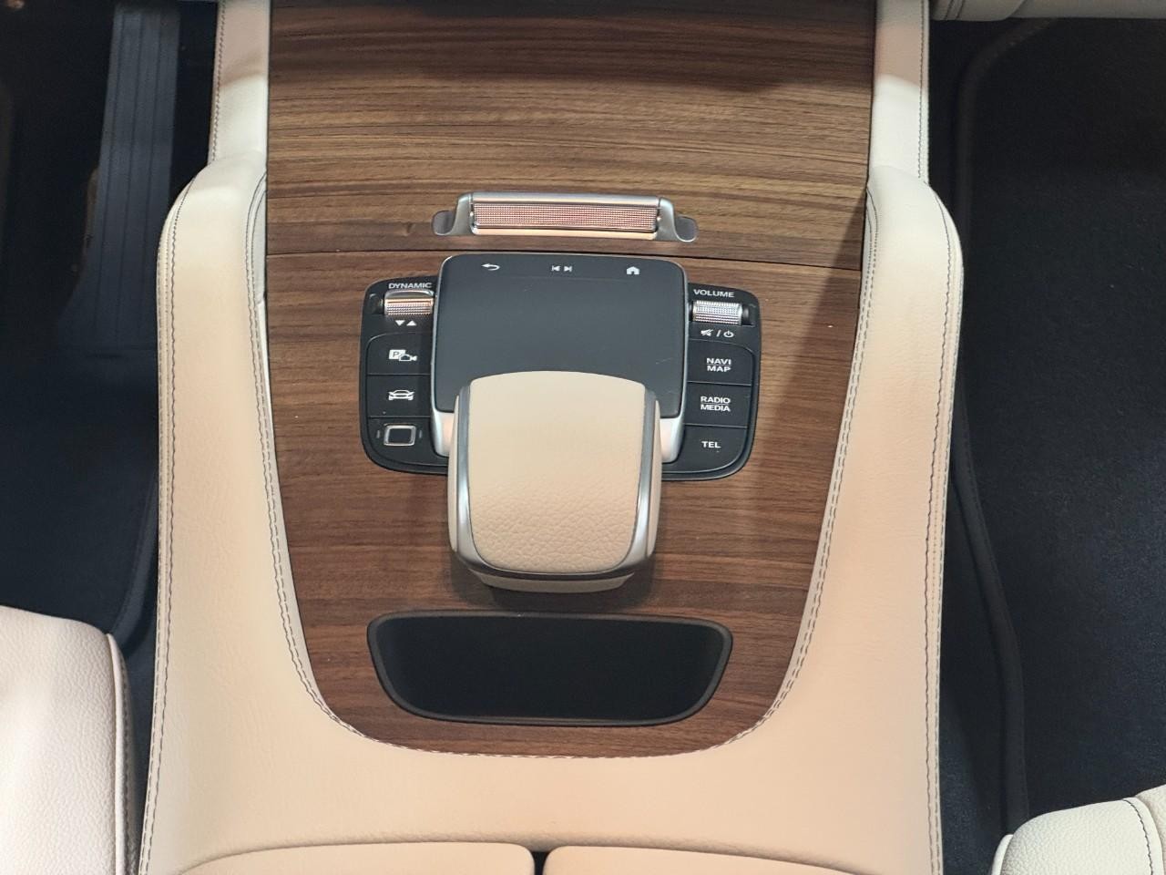 Mercedes-Benz GLE Vehicle Full-screen Gallery Image 16