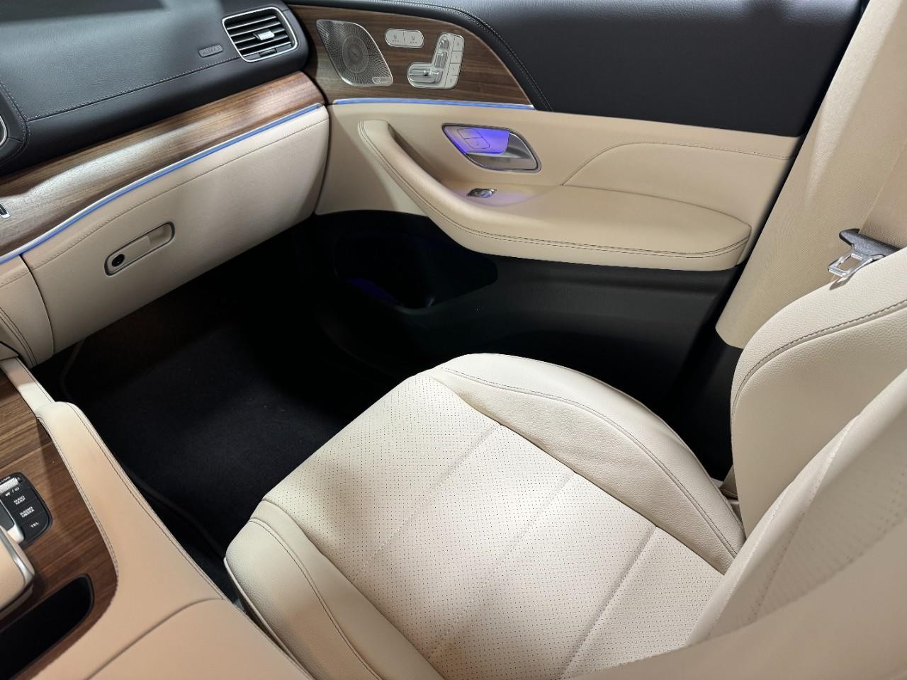 Mercedes-Benz GLE Vehicle Full-screen Gallery Image 17