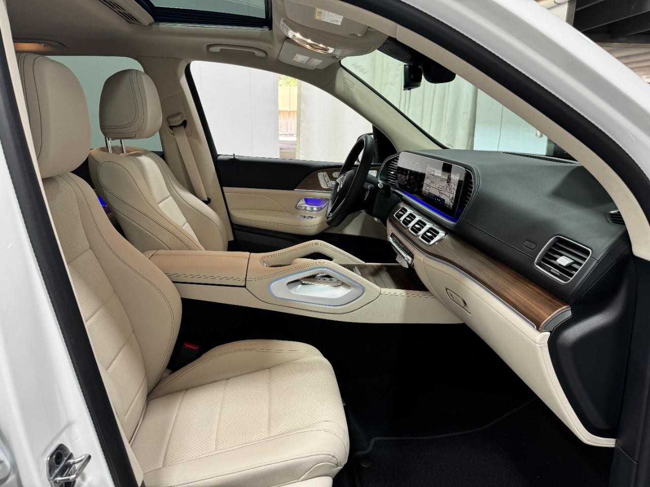 Mercedes-Benz GLE Vehicle Full-screen Gallery Image 18