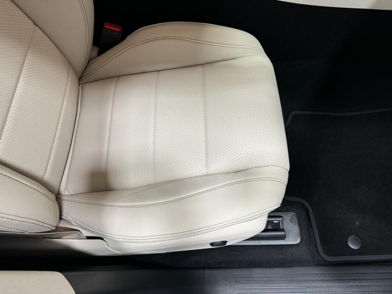 Mercedes-Benz GLE Vehicle Full-screen Gallery Image 19