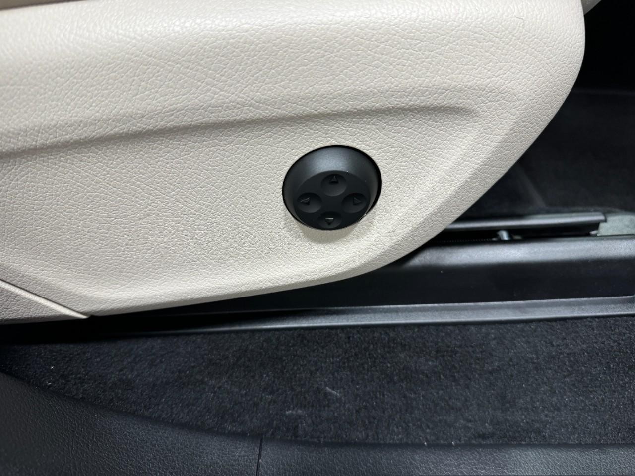 Mercedes-Benz GLE Vehicle Full-screen Gallery Image 20