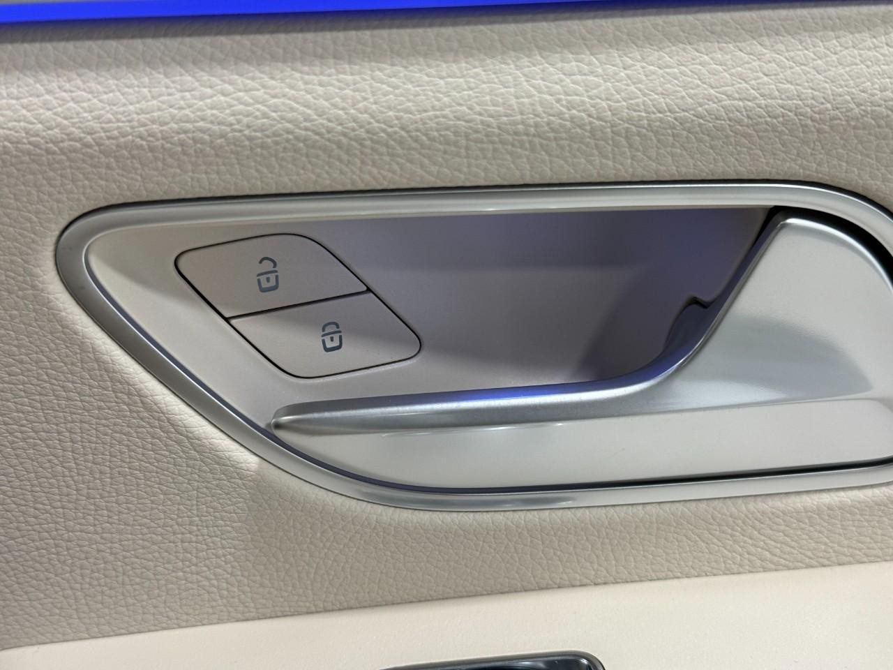 Mercedes-Benz GLE Vehicle Full-screen Gallery Image 22