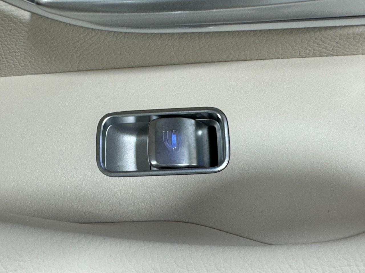 Mercedes-Benz GLE Vehicle Full-screen Gallery Image 23