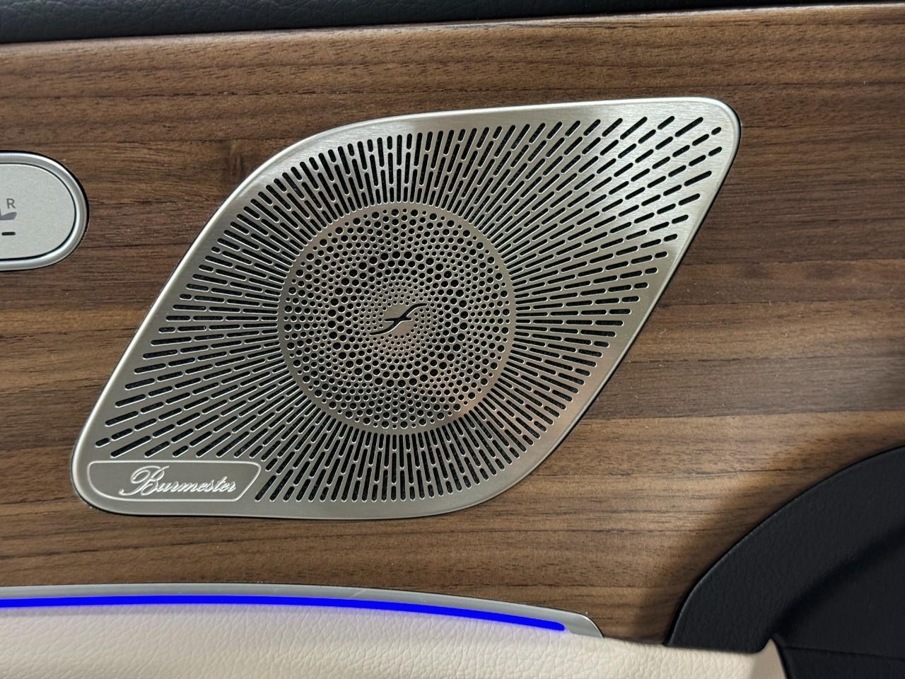 Mercedes-Benz GLE Vehicle Full-screen Gallery Image 24