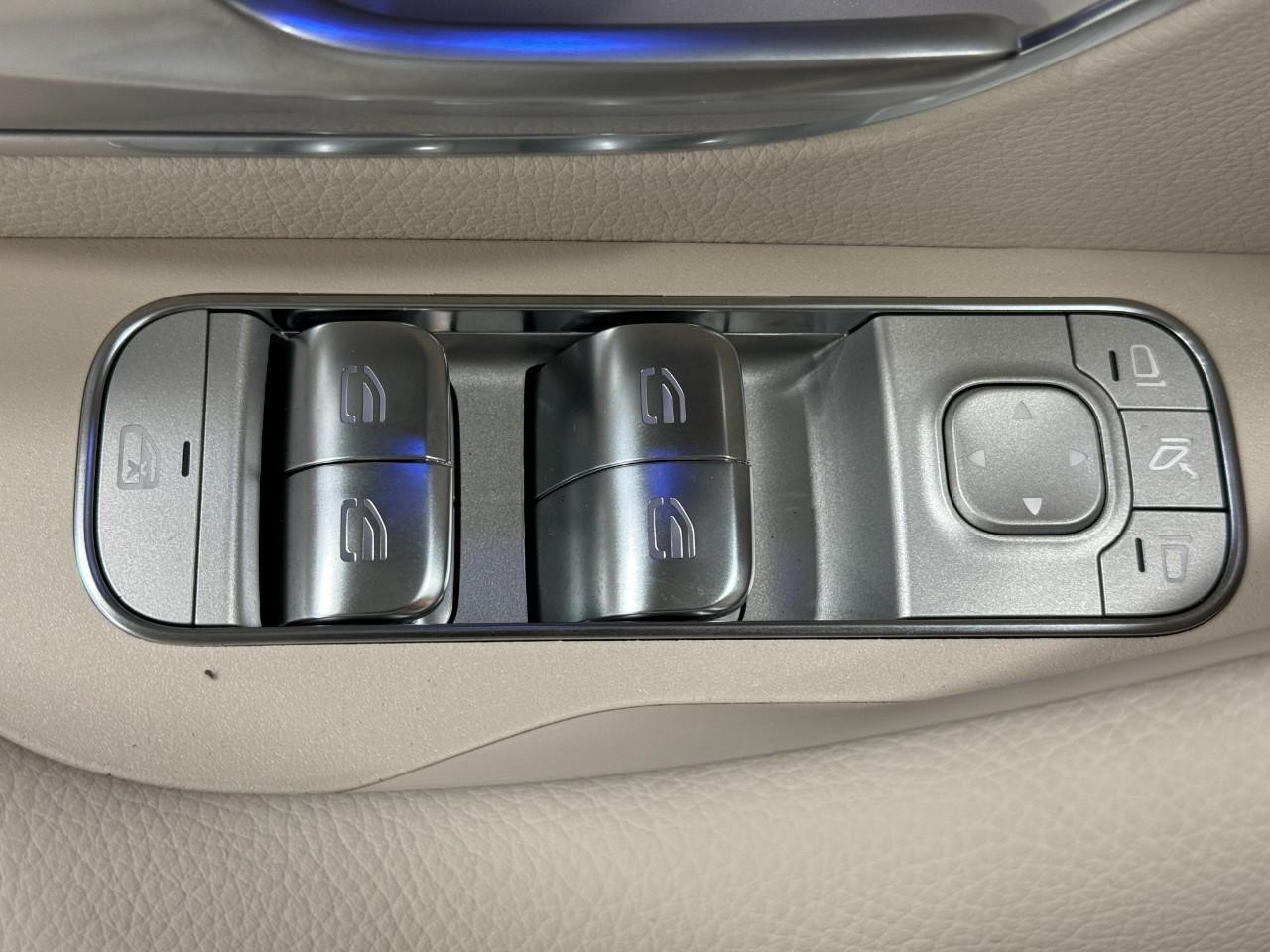 Mercedes-Benz GLE Vehicle Full-screen Gallery Image 27