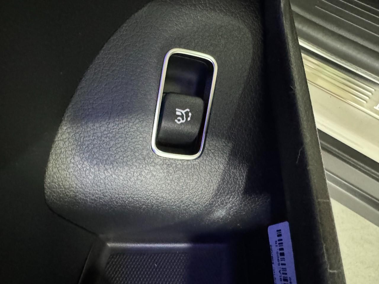 Mercedes-Benz GLE Vehicle Full-screen Gallery Image 28