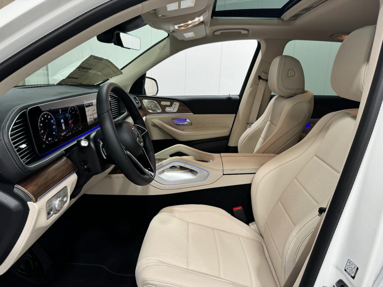 Mercedes-Benz GLE Vehicle Full-screen Gallery Image 29