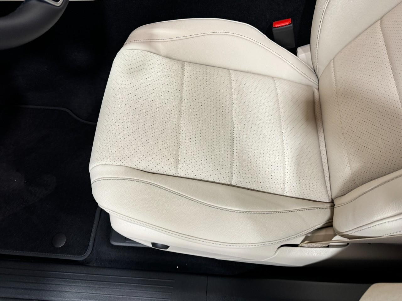 Mercedes-Benz GLE Vehicle Full-screen Gallery Image 30