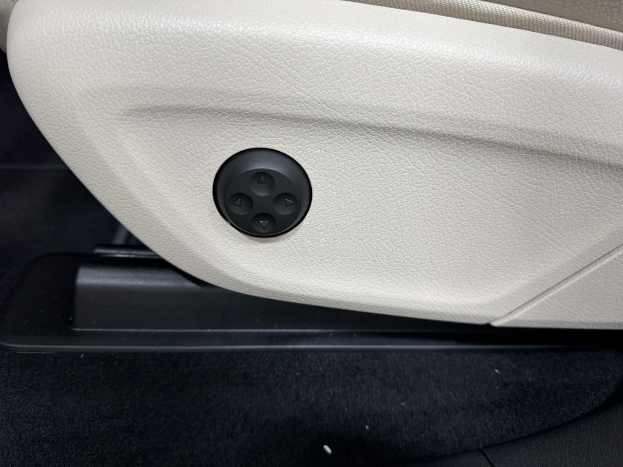 Mercedes-Benz GLE Vehicle Full-screen Gallery Image 31