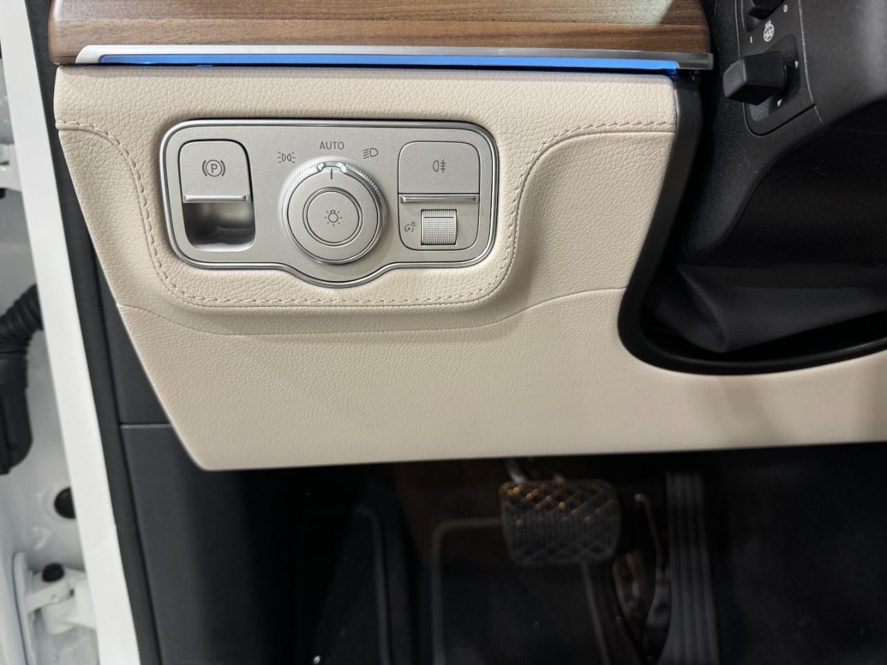 Mercedes-Benz GLE Vehicle Full-screen Gallery Image 32