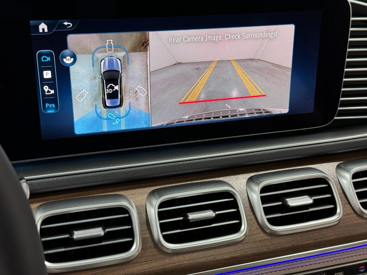 Mercedes-Benz GLE Vehicle Full-screen Gallery Image 37