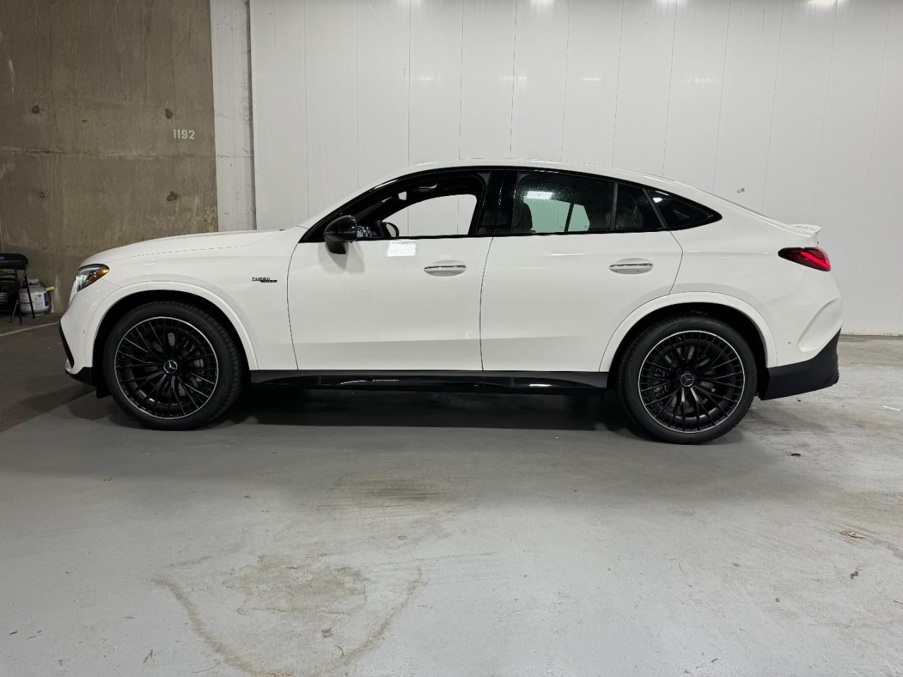 Mercedes-Benz GLC Vehicle Full-screen Gallery Image 2