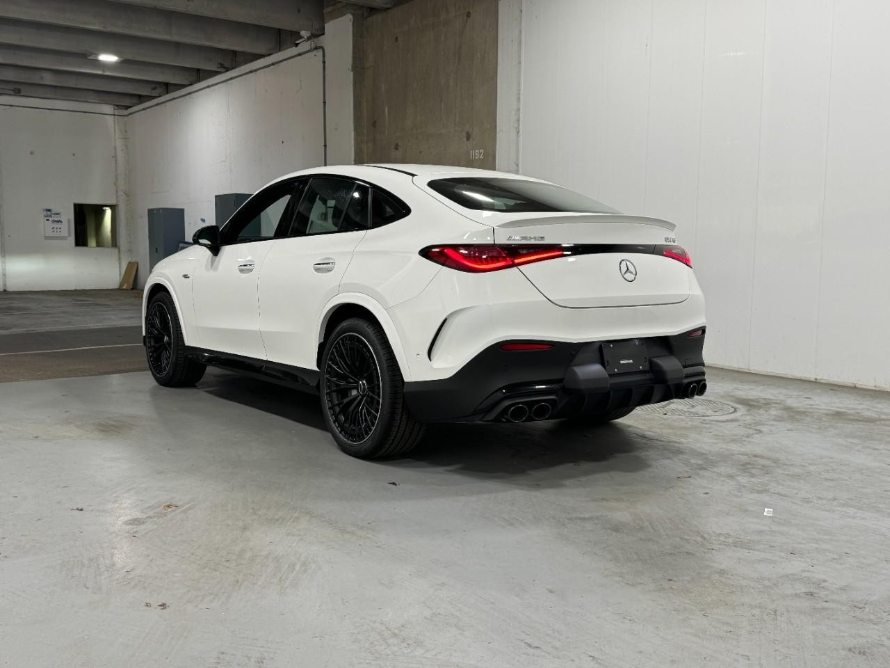 Mercedes-Benz GLC Vehicle Full-screen Gallery Image 3