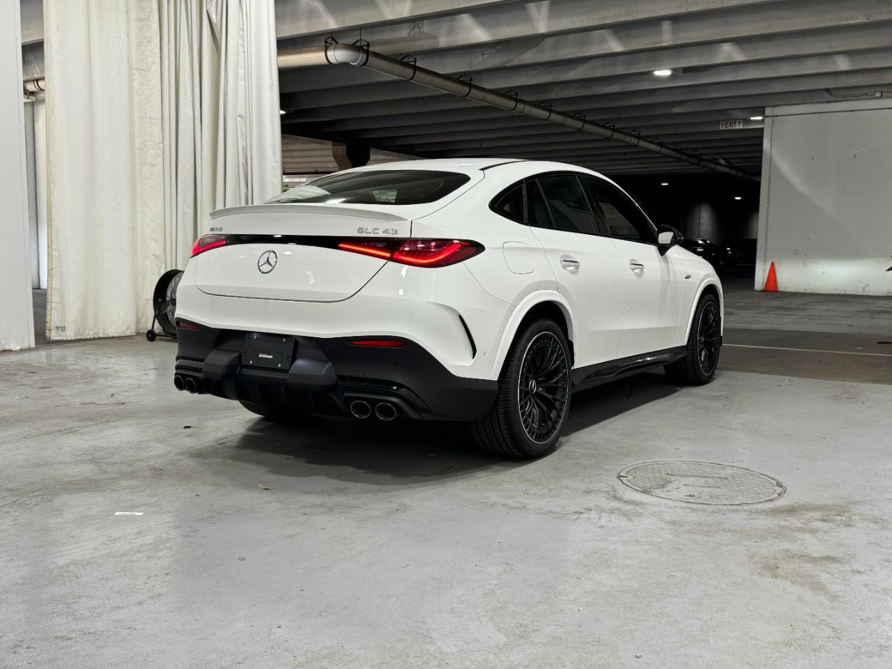 Mercedes-Benz GLC Vehicle Full-screen Gallery Image 4