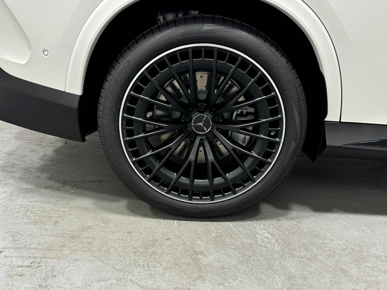 Mercedes-Benz GLC Vehicle Full-screen Gallery Image 5