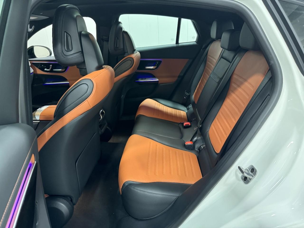 Mercedes-Benz GLC Vehicle Full-screen Gallery Image 8