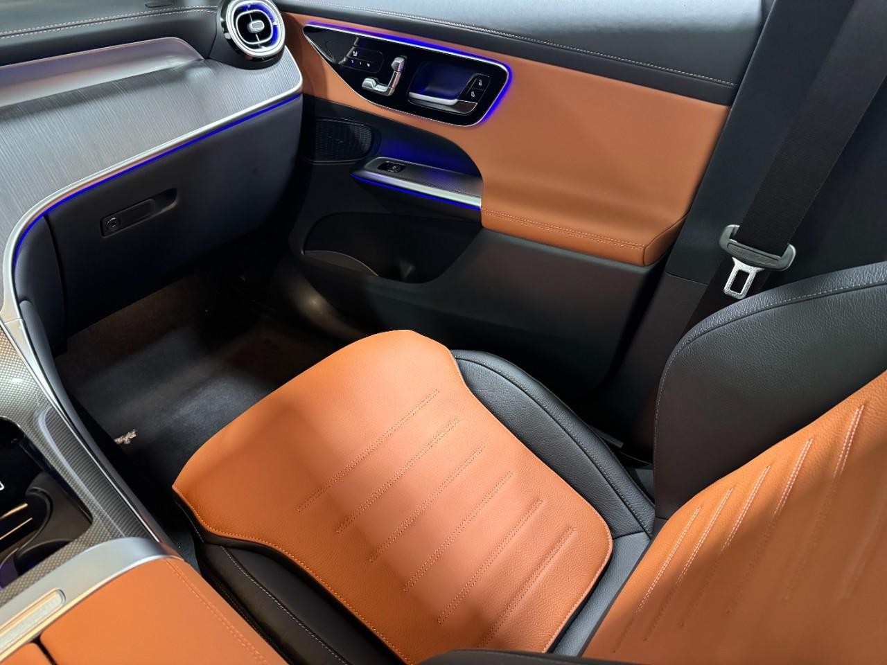 Mercedes-Benz GLC Vehicle Full-screen Gallery Image 15