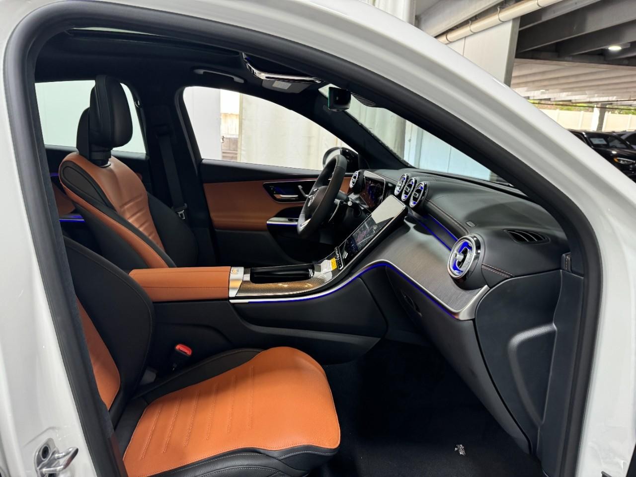 Mercedes-Benz GLC Vehicle Full-screen Gallery Image 16