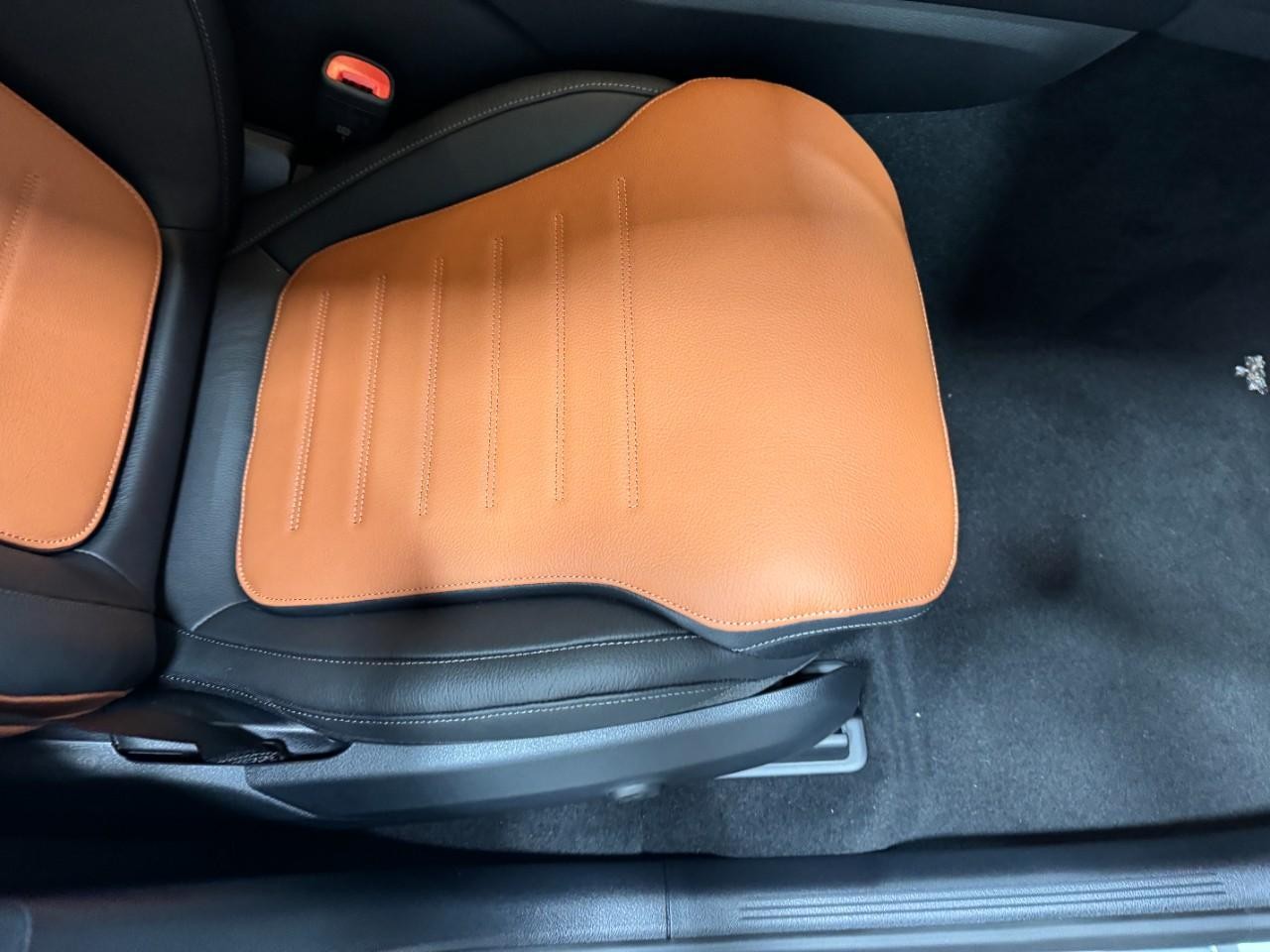 Mercedes-Benz GLC Vehicle Full-screen Gallery Image 17