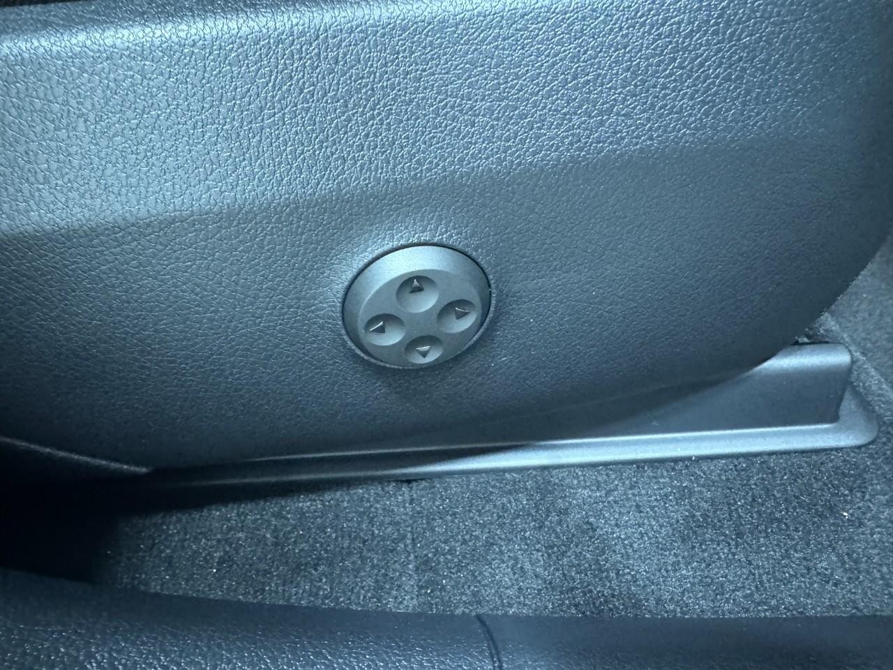 Mercedes-Benz GLC Vehicle Full-screen Gallery Image 18