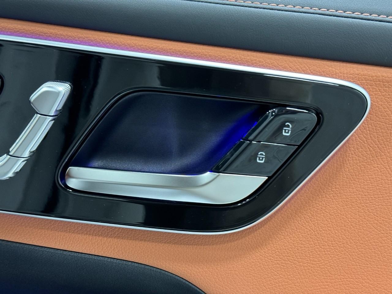 Mercedes-Benz GLC Vehicle Full-screen Gallery Image 20