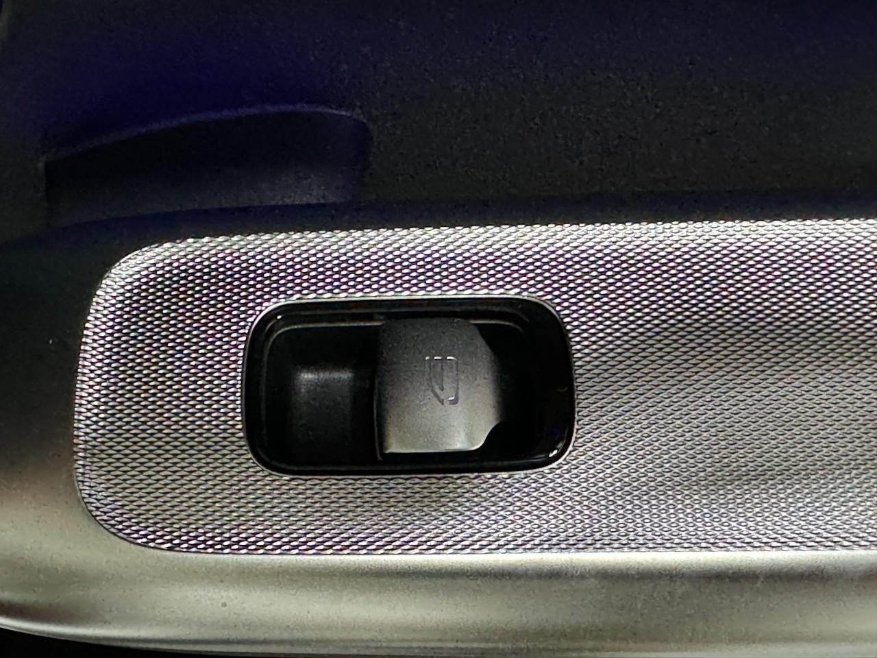 Mercedes-Benz GLC Vehicle Full-screen Gallery Image 21