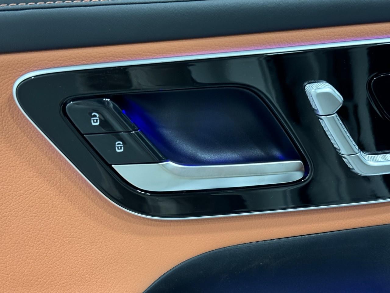 Mercedes-Benz GLC Vehicle Full-screen Gallery Image 23