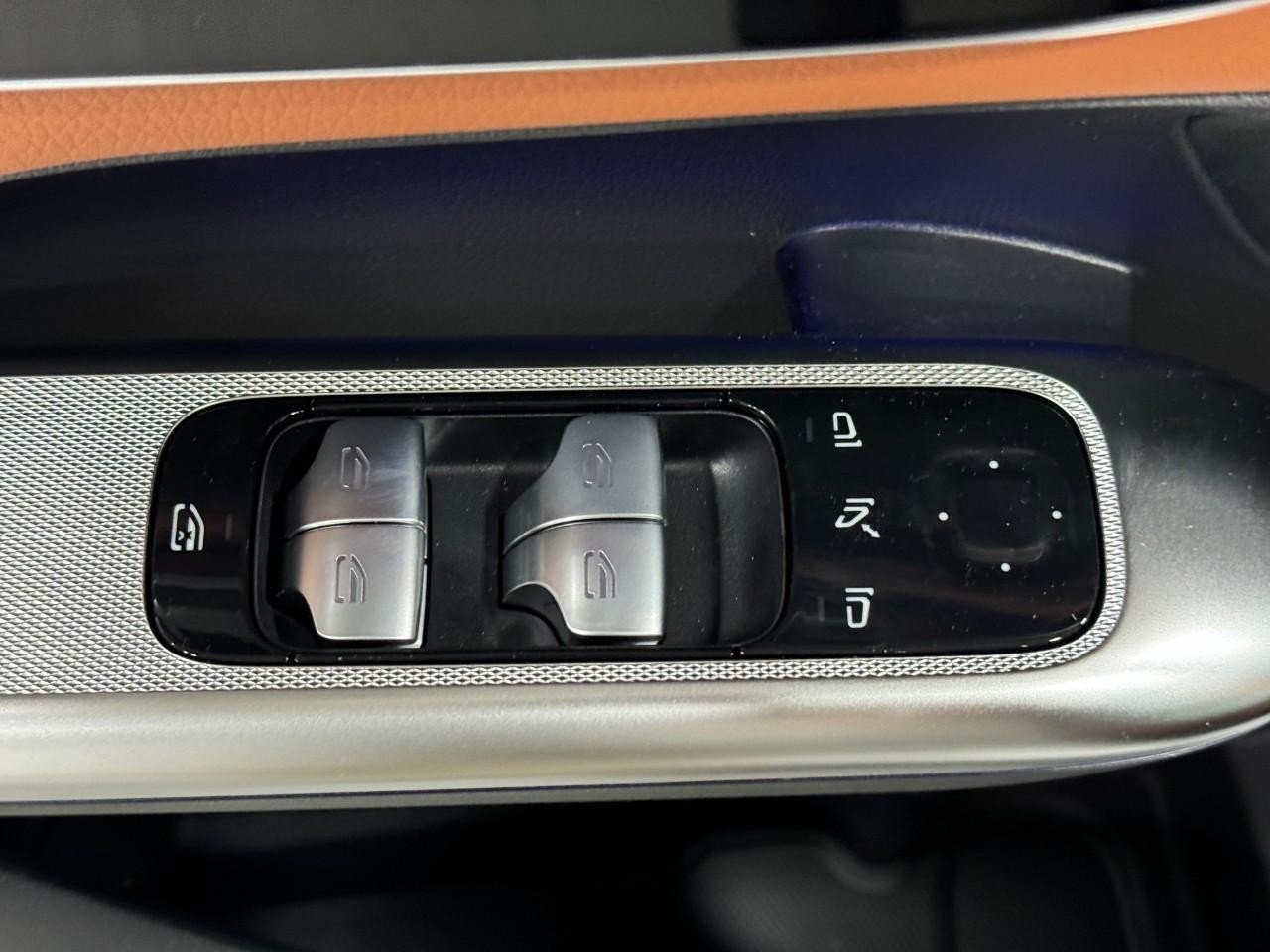 Mercedes-Benz GLC Vehicle Full-screen Gallery Image 24