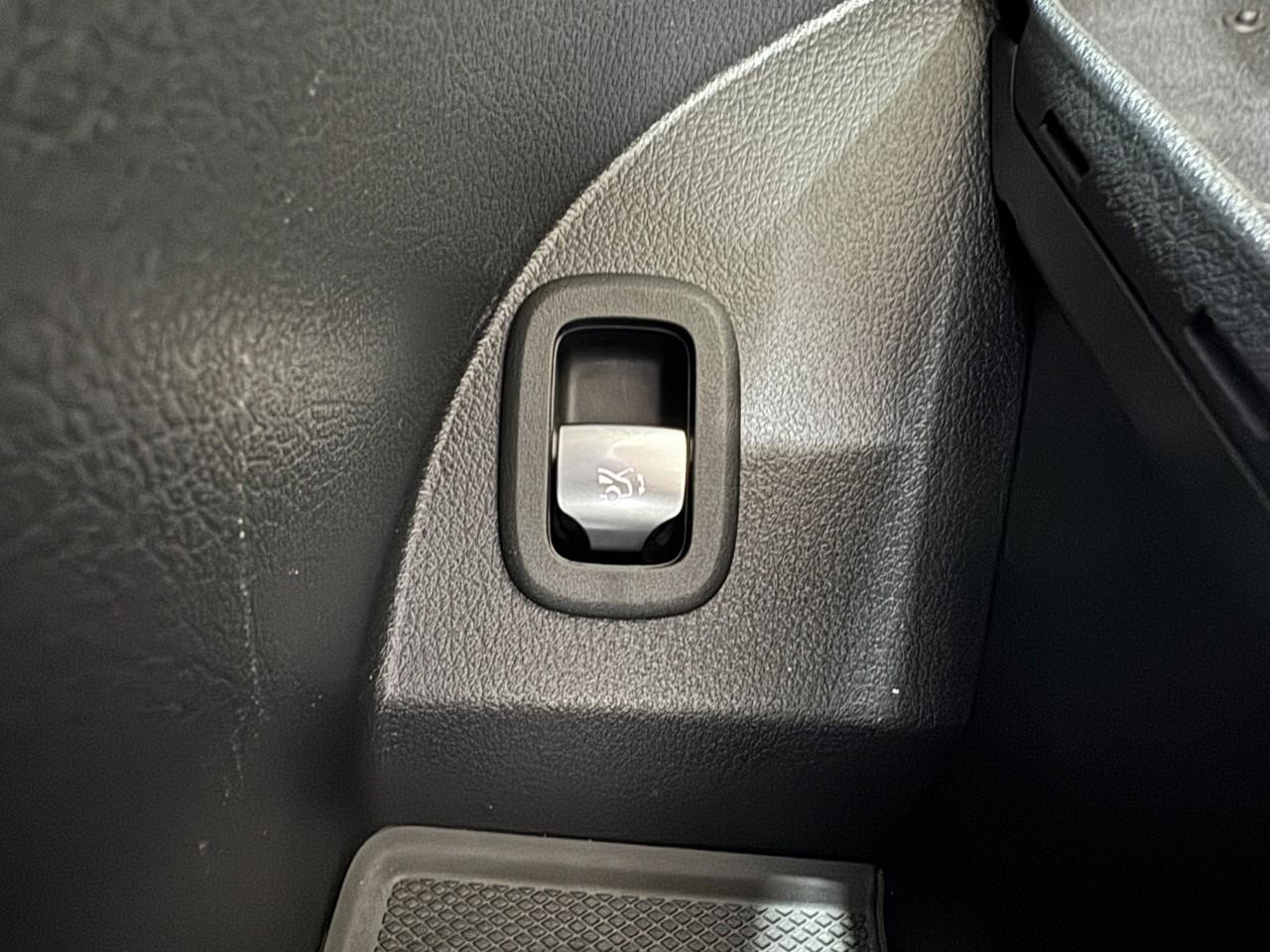 Mercedes-Benz GLC Vehicle Full-screen Gallery Image 25