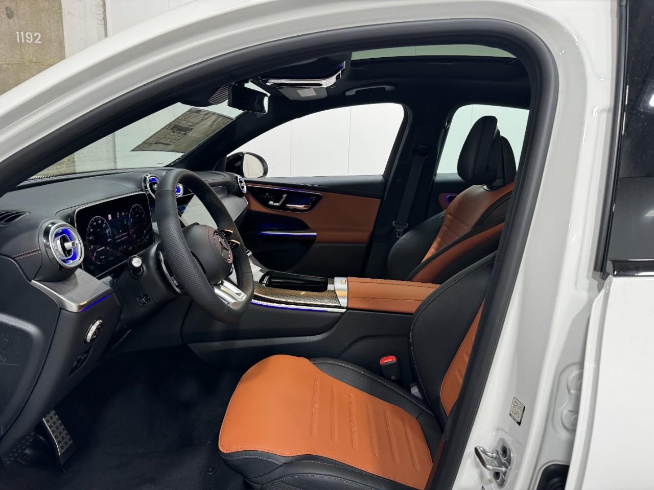 Mercedes-Benz GLC Vehicle Full-screen Gallery Image 26