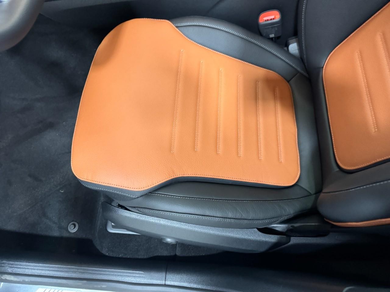 Mercedes-Benz GLC Vehicle Full-screen Gallery Image 27