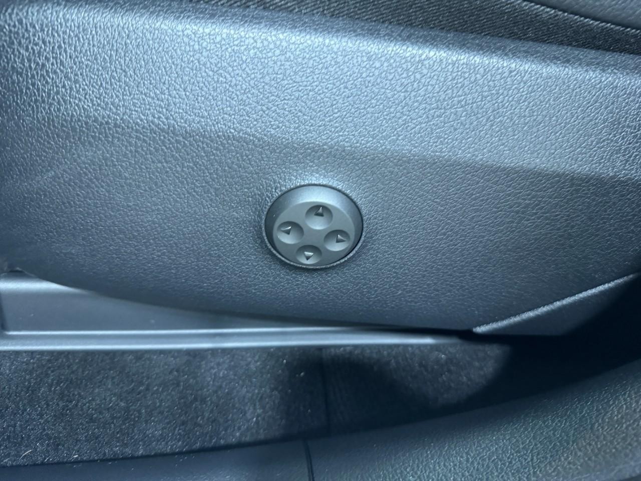 Mercedes-Benz GLC Vehicle Full-screen Gallery Image 28