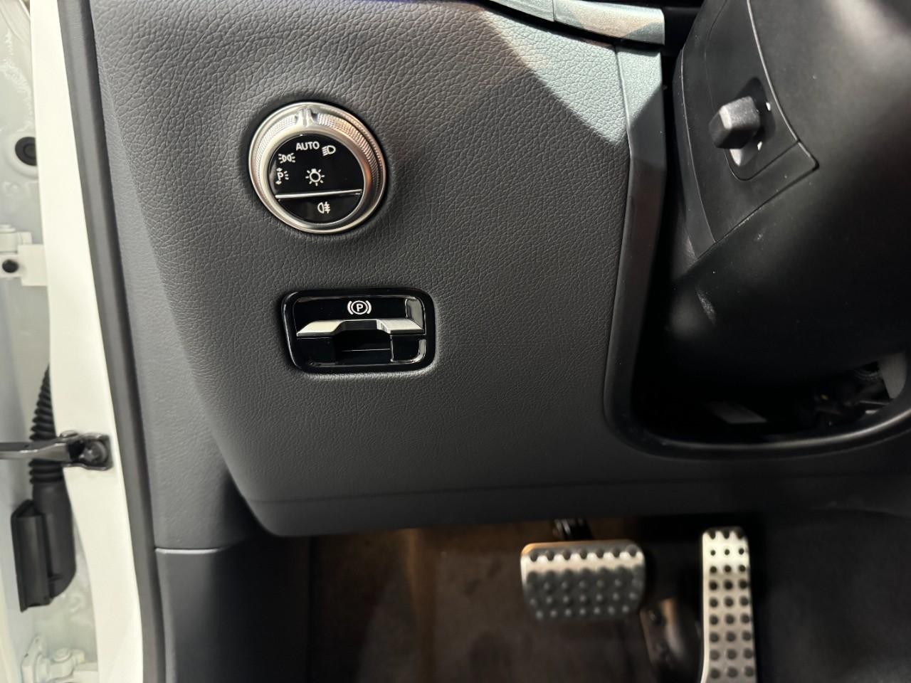 Mercedes-Benz GLC Vehicle Full-screen Gallery Image 29