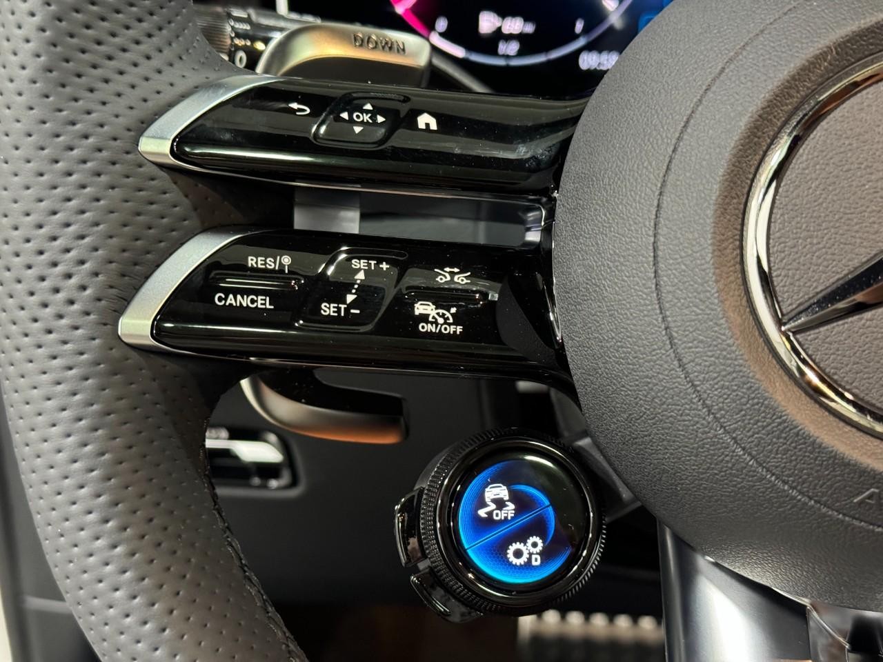 Mercedes-Benz GLC Vehicle Full-screen Gallery Image 30