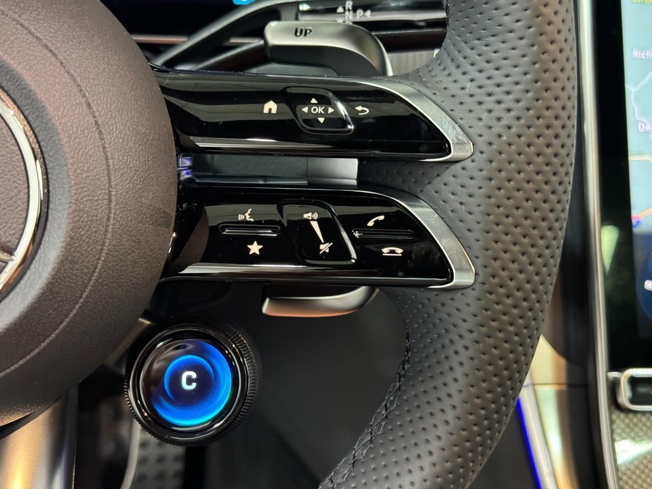 Mercedes-Benz GLC Vehicle Full-screen Gallery Image 31