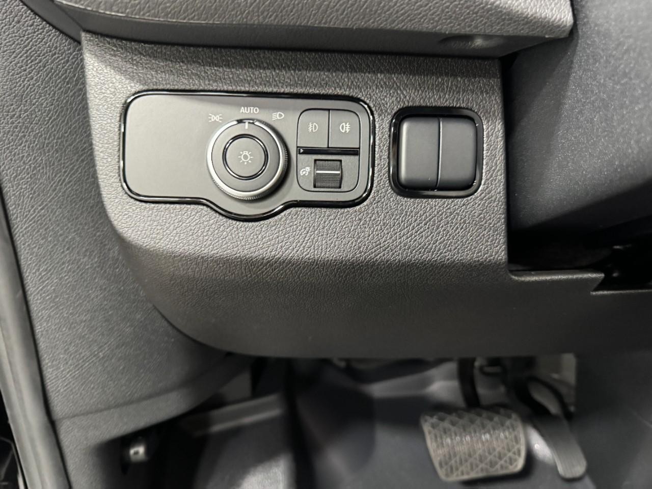 Mercedes-Benz Sprinter Cargo Van Vehicle Full-screen Gallery Image 27