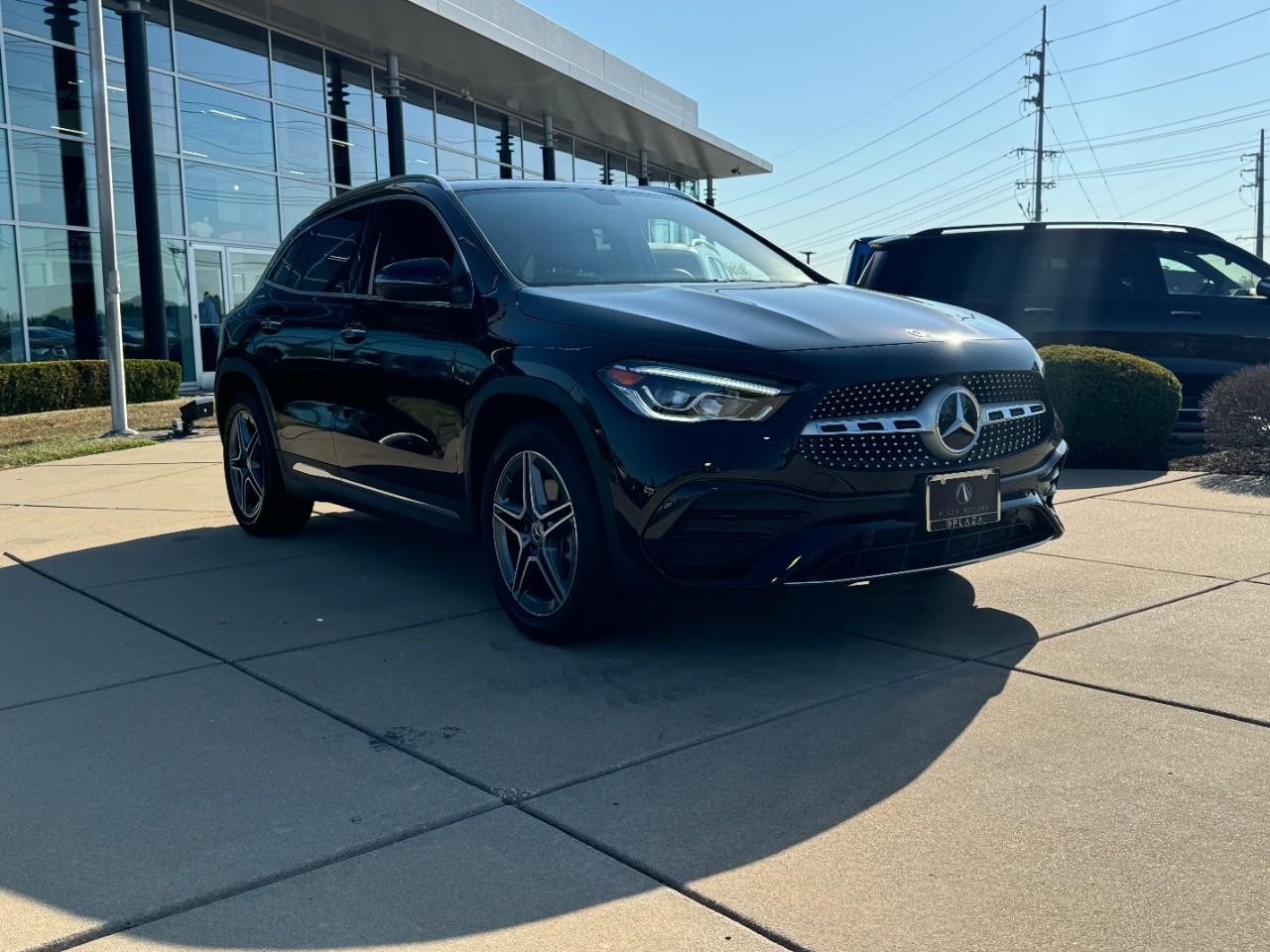 Mercedes-Benz GLA Vehicle Full-screen Gallery Image 6