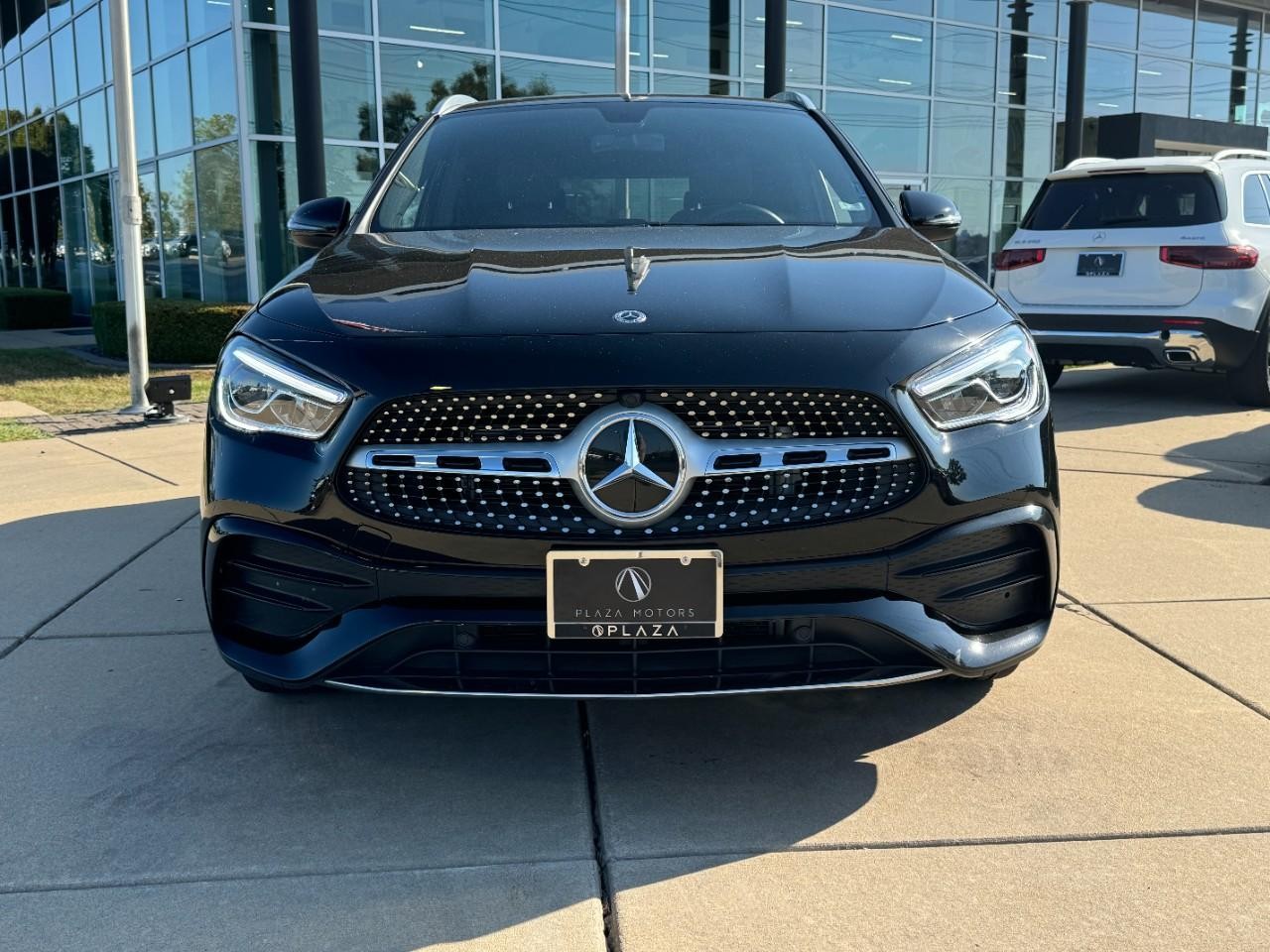 Mercedes-Benz GLA Vehicle Full-screen Gallery Image 7