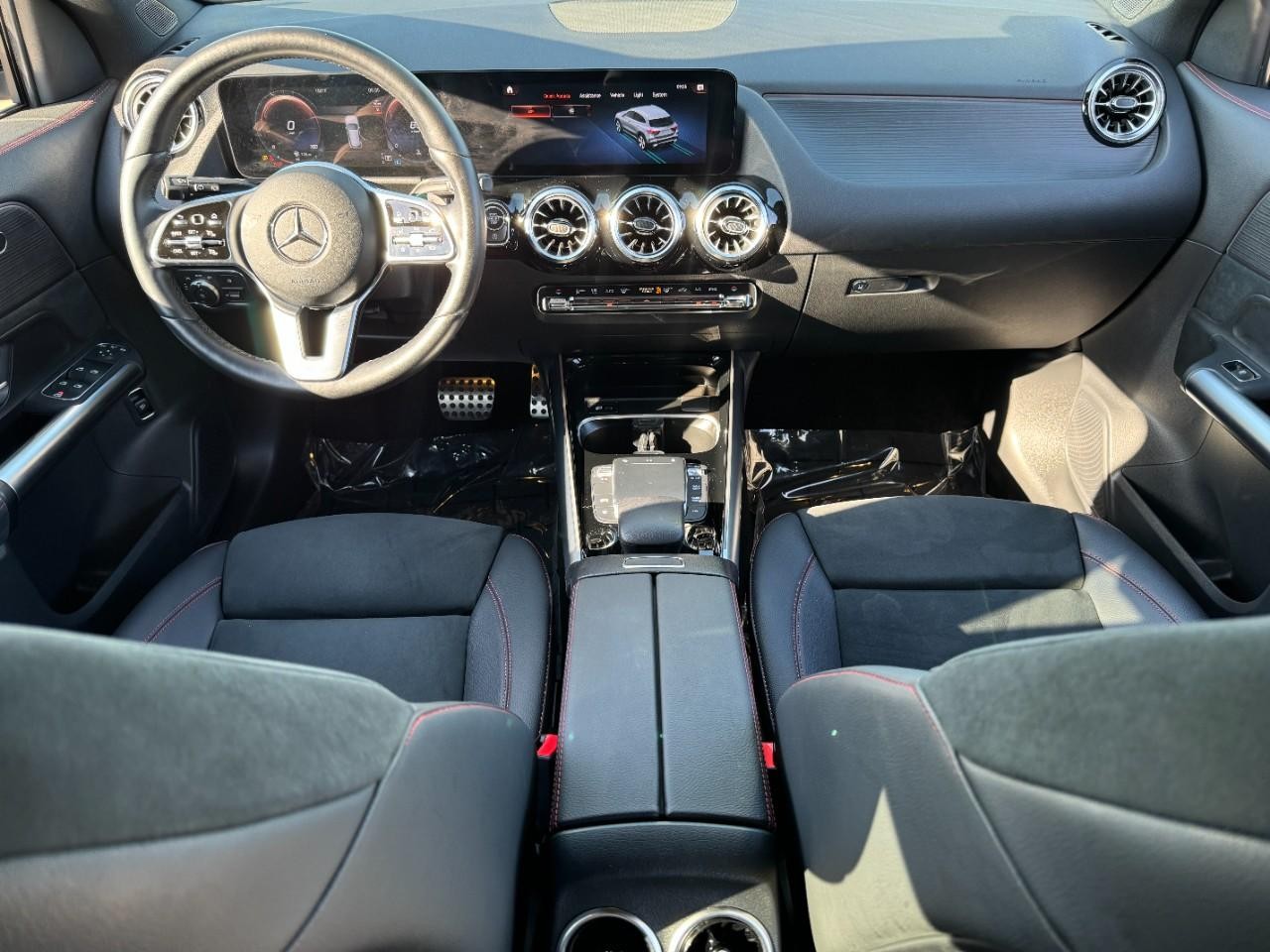 Mercedes-Benz GLA Vehicle Full-screen Gallery Image 11