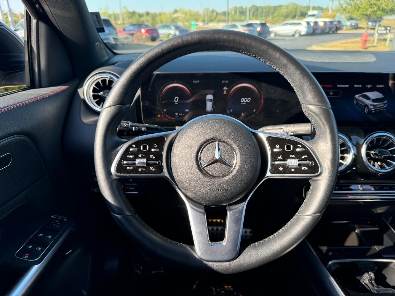 Mercedes-Benz GLA Vehicle Full-screen Gallery Image 12