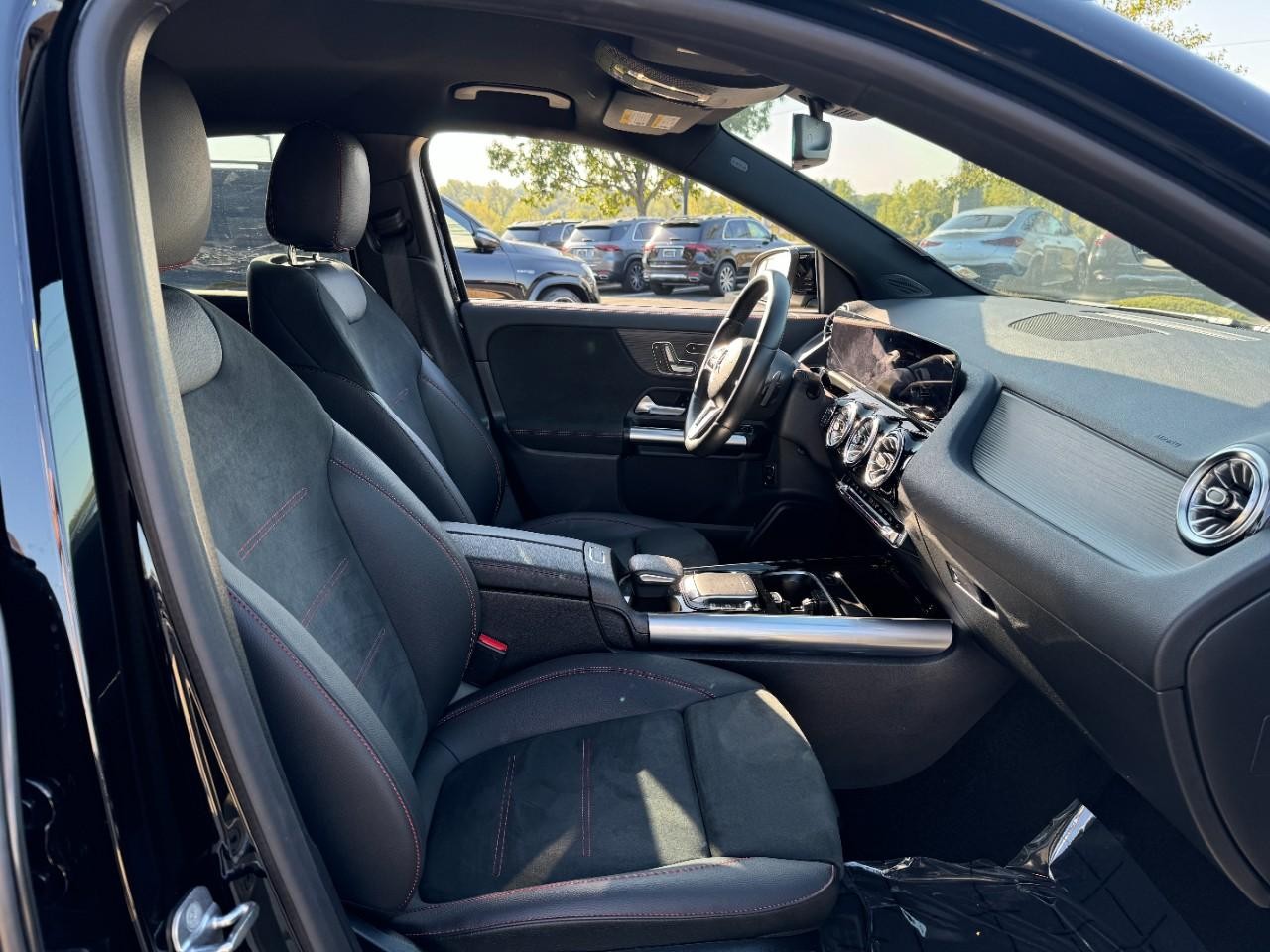 Mercedes-Benz GLA Vehicle Full-screen Gallery Image 17