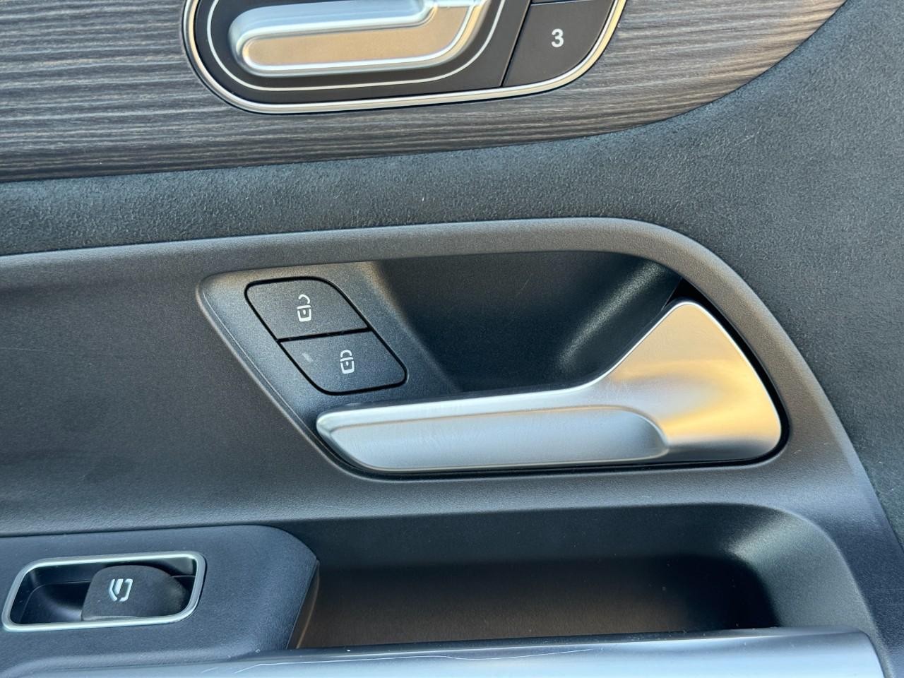 Mercedes-Benz GLA Vehicle Full-screen Gallery Image 21