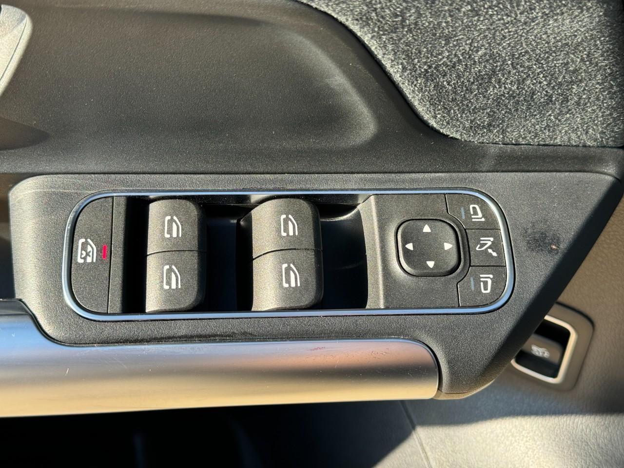 Mercedes-Benz GLA Vehicle Full-screen Gallery Image 25