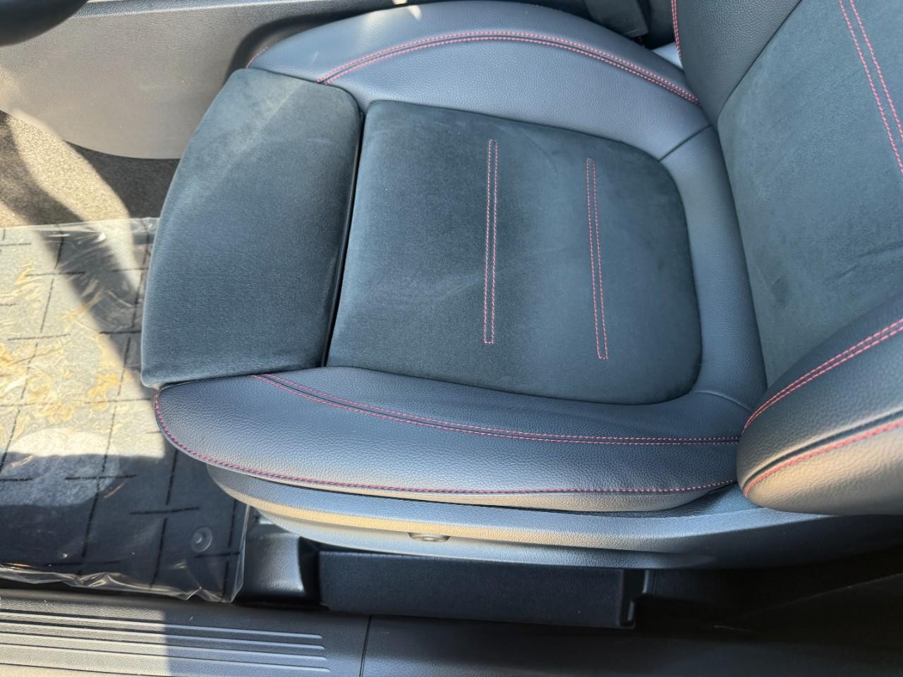 Mercedes-Benz GLA Vehicle Full-screen Gallery Image 28