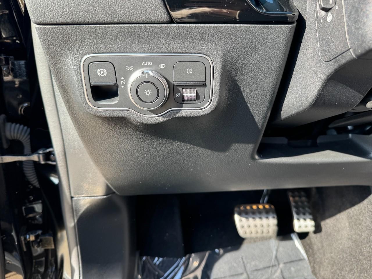 Mercedes-Benz GLA Vehicle Full-screen Gallery Image 30