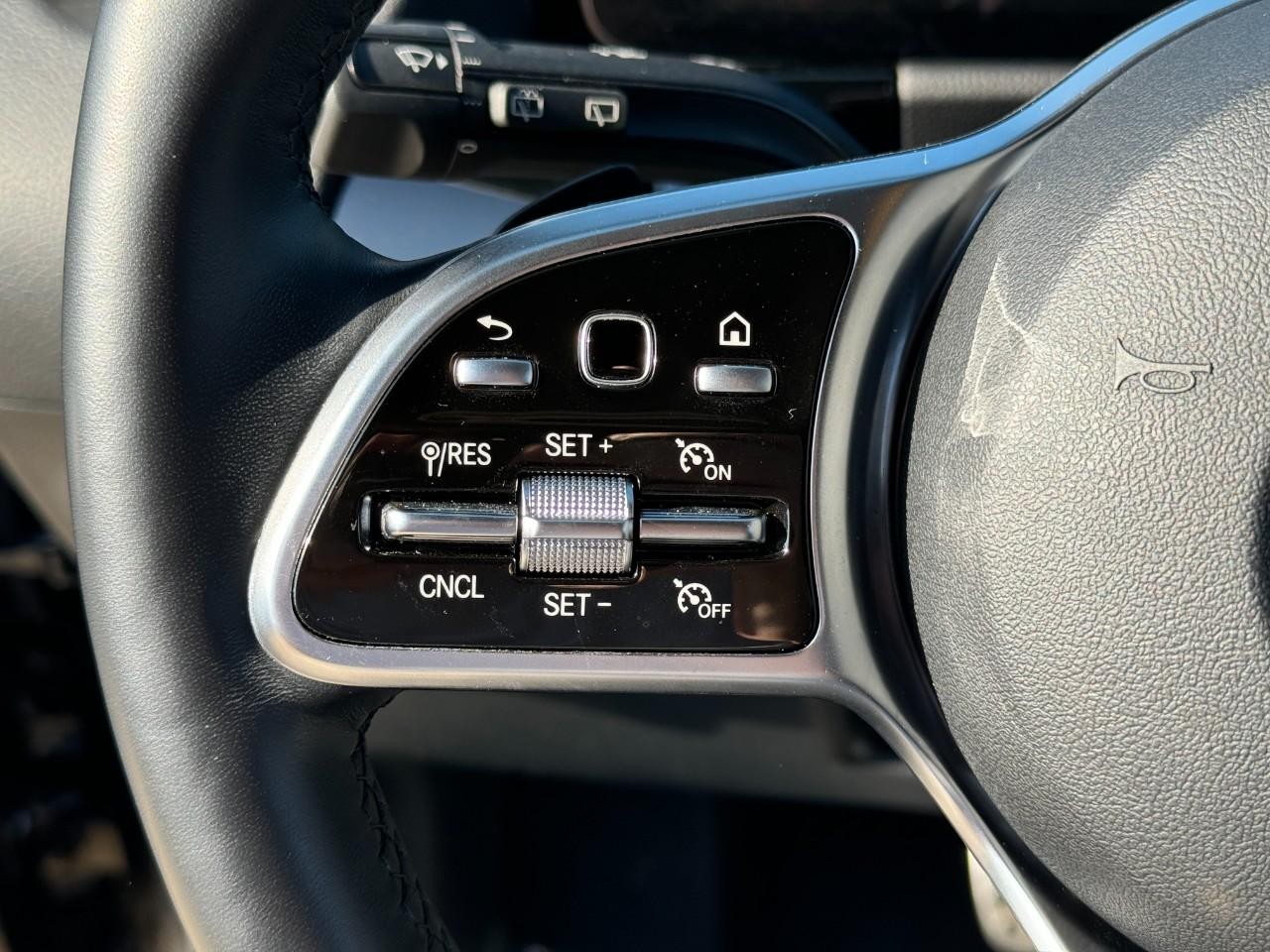 Mercedes-Benz GLA Vehicle Full-screen Gallery Image 31